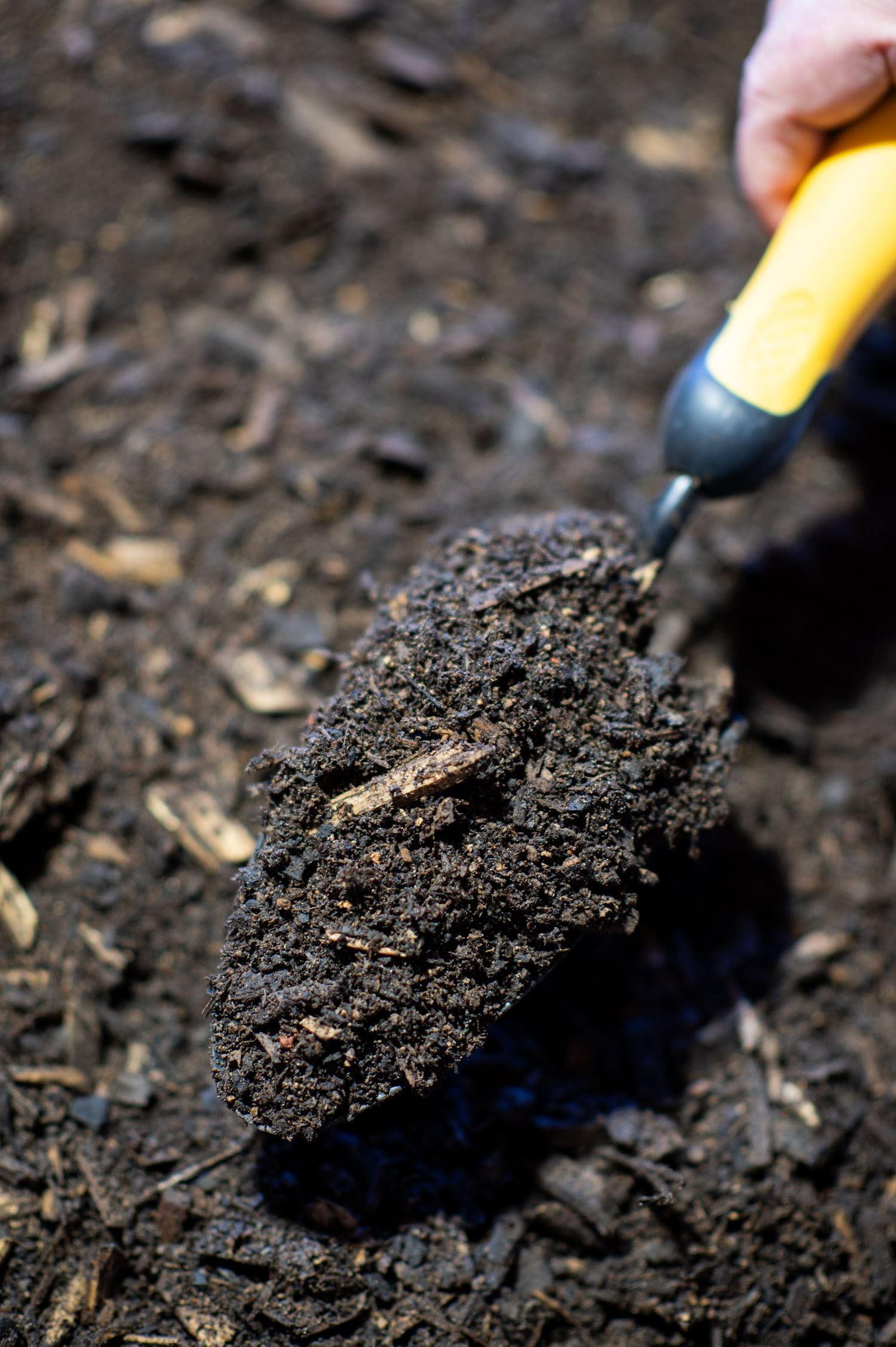 Watersaving Cabin Mulch with shovel